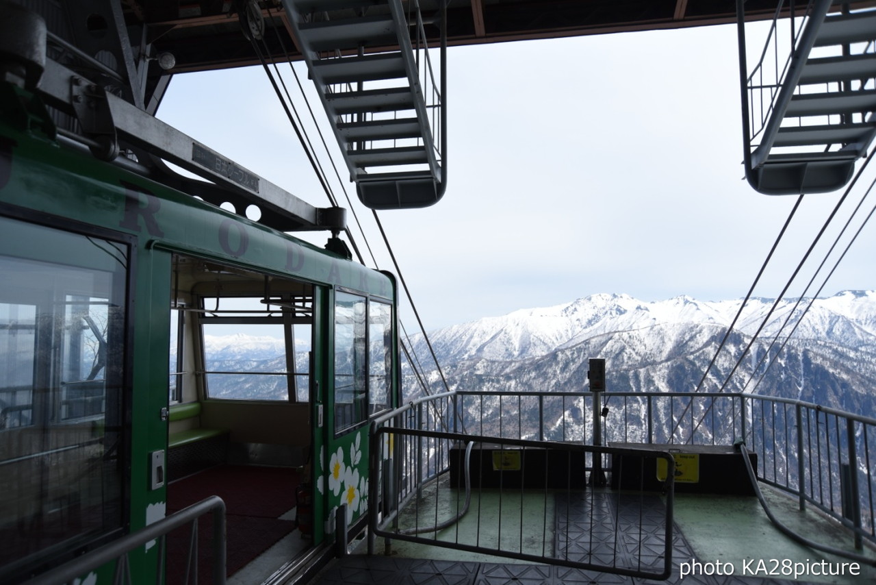 大雪山層雲峡黒岳ロープウェイスキー場　積雪 380cm！標高1,984ｍの黒岳山頂から大斜面にシュプールを描く(*^^)v 